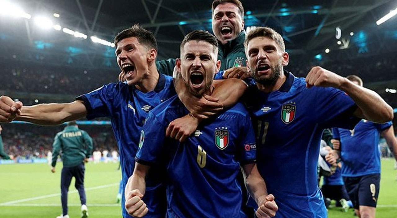 2021 yılının en başarılı futbolcusu belli oldu! Messi ve Ronaldo'yu geride bıraktı