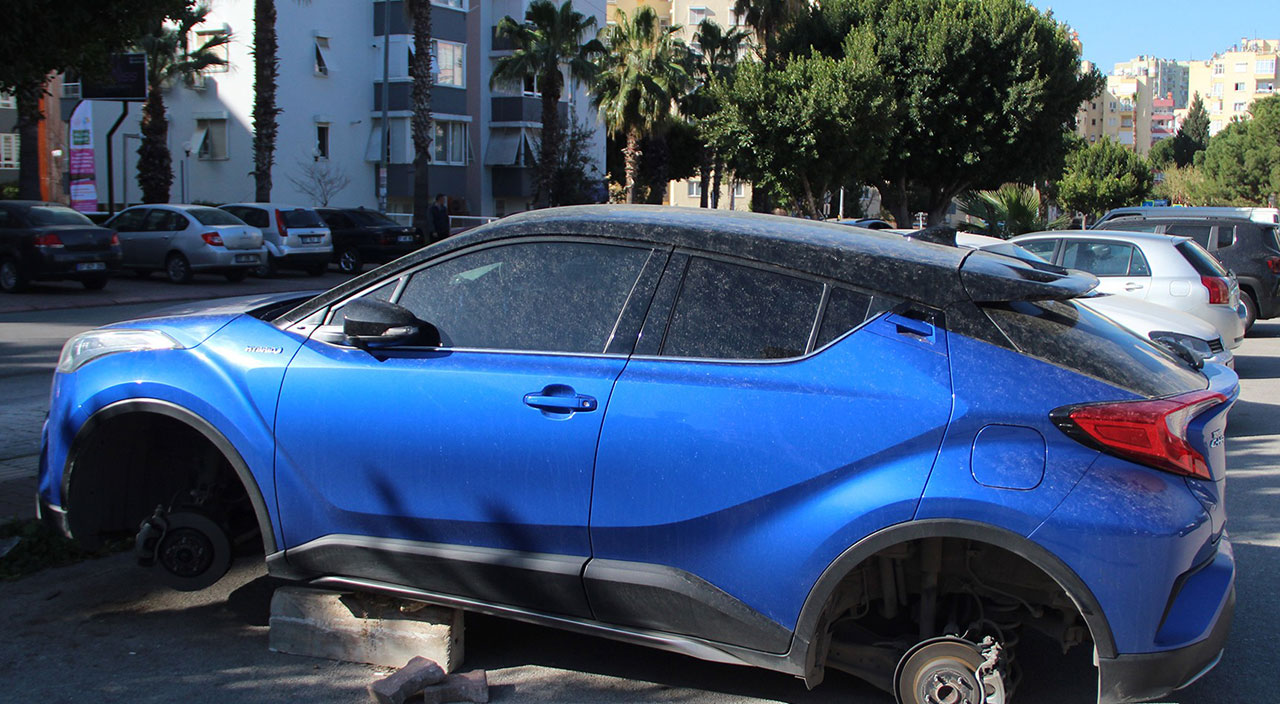 Dört lastiğini birden çaldılar! Aracının son halini görünce hayatının şokunu yaşadı