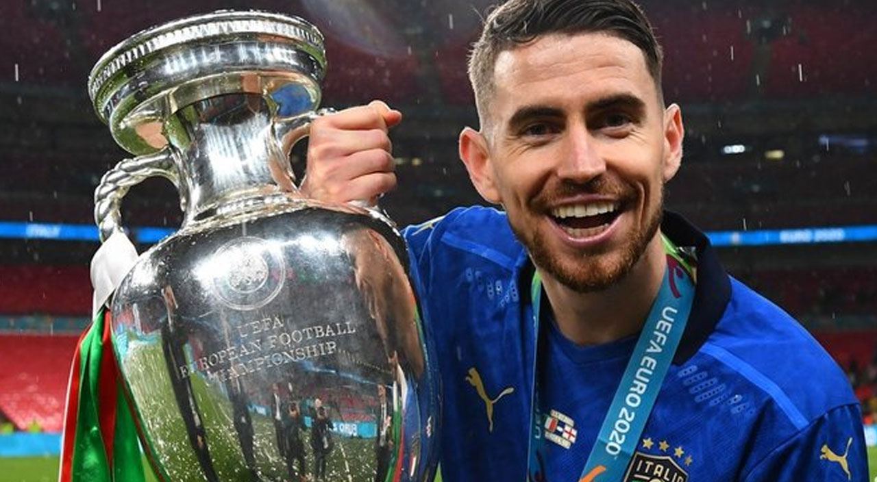 2021 yılının en başarılı futbolcusu belli oldu! Messi ve Ronaldo'yu geride bıraktı