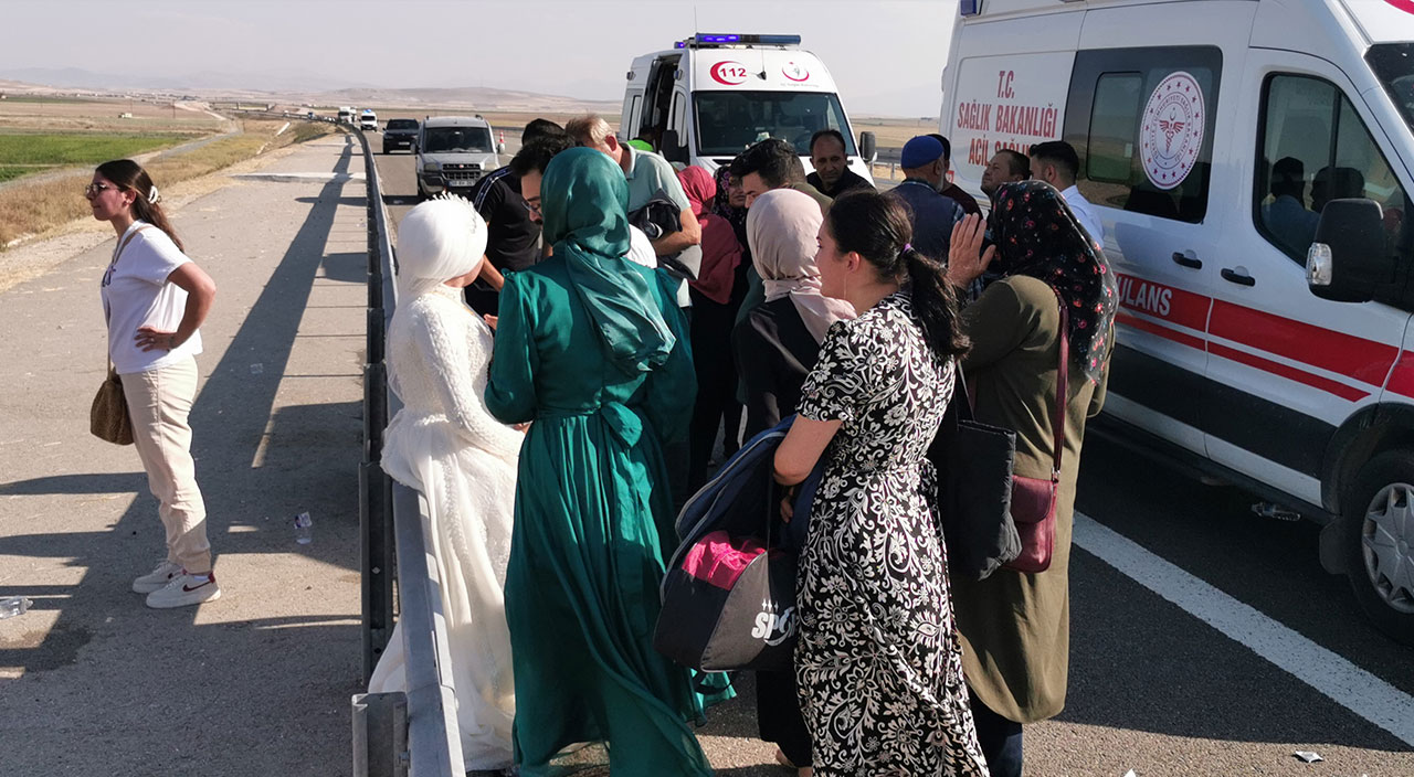 Aksaray'da tır düğün konvoyunu biçti: 3'ü ağır 8 yaralı