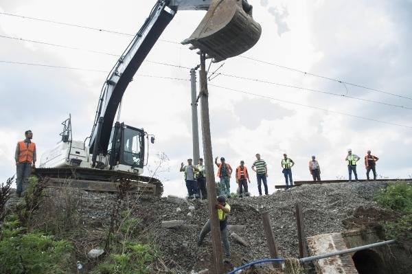 Tren kazası bölgesinde raylar yenileniyor
