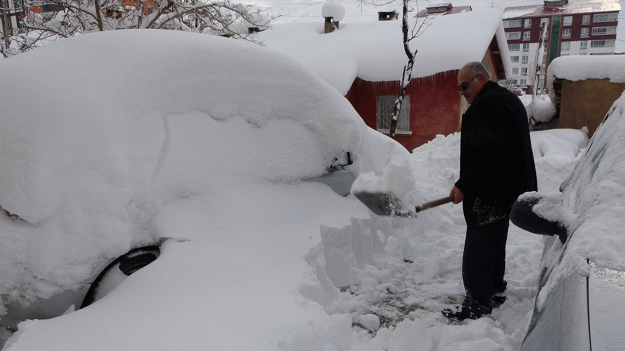Kar yağışı 258 köy yolunu ulaşıma kapattı