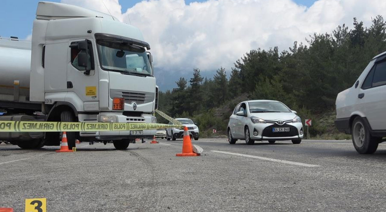 Tır otomobile çarptı! Korkunç kazada 3 kişi öldü, 2 kişi ağır yaralandı