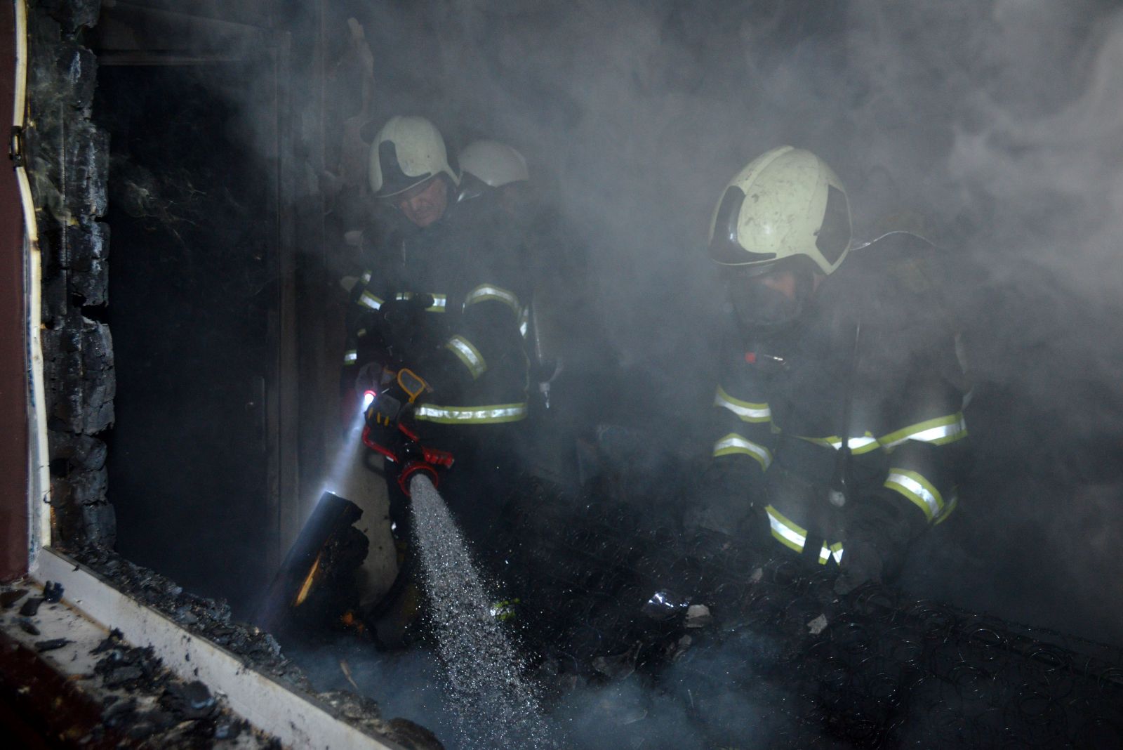 Adana'da sabah karşı çıkan yangın herkesi sokağa döktü!