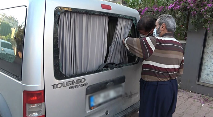 Akılalmaz kaza! ATV sürücüsü park halindeki araca çarpıp camından içeri girdi