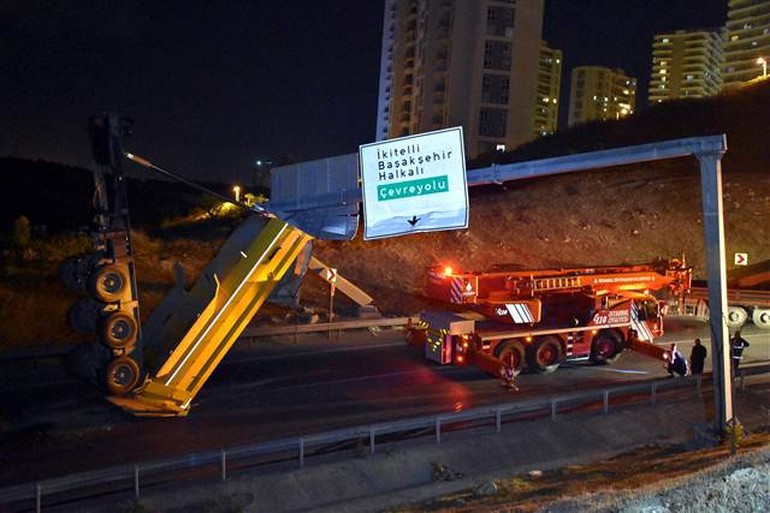 Kamyonun kasası asılı kaldı, sürücü kaçtı
