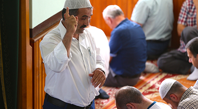 Cuma hutbesini işaret diliyle tercüme ediyor