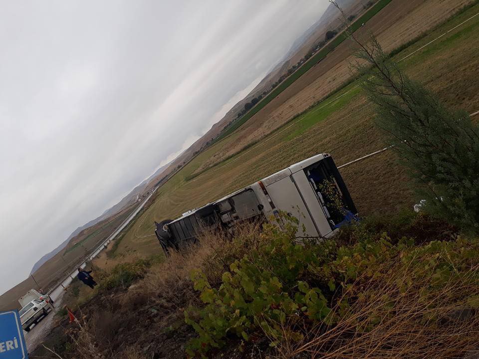 Ankara'da işçi servisi devrildi: 19 yaralı