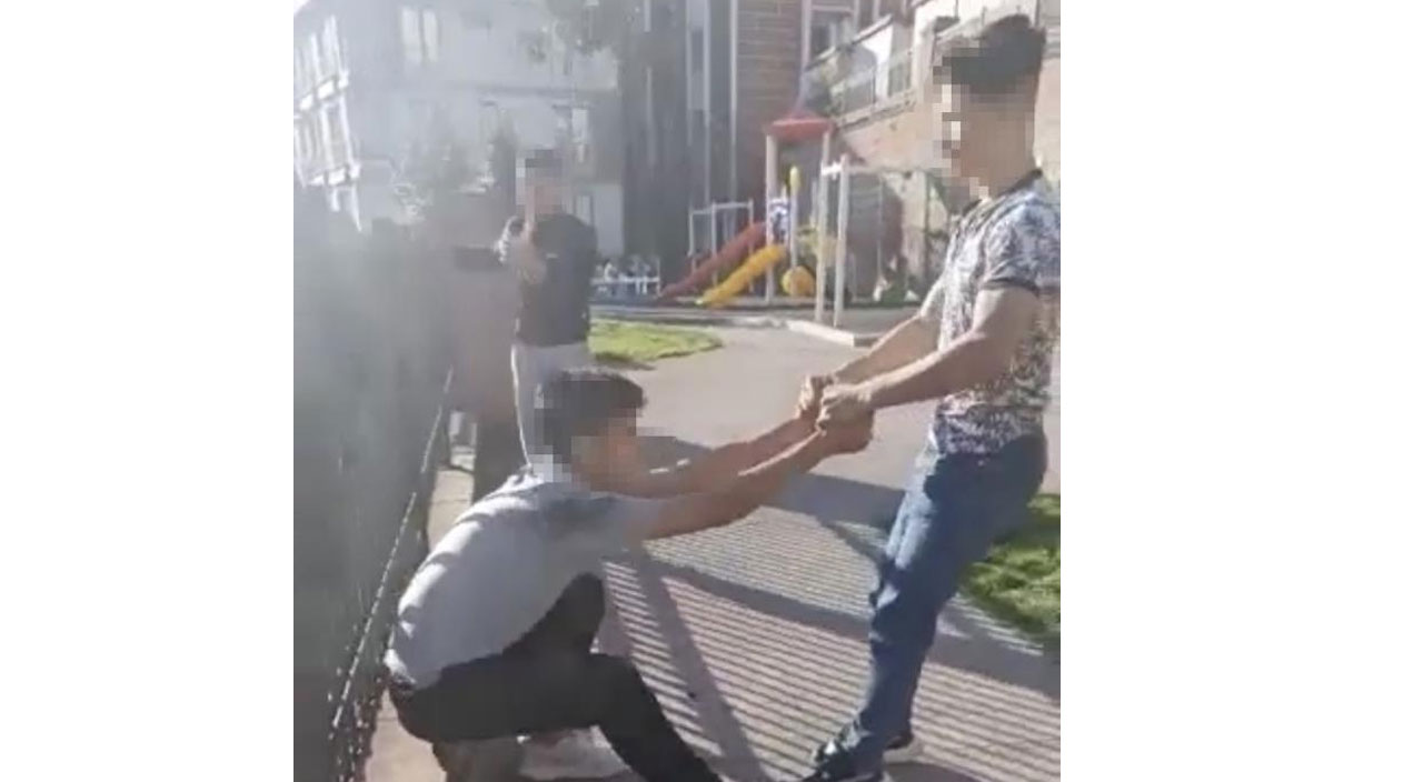 Parkta feci dayak: “Kapışalım mı” deyip saldırdı