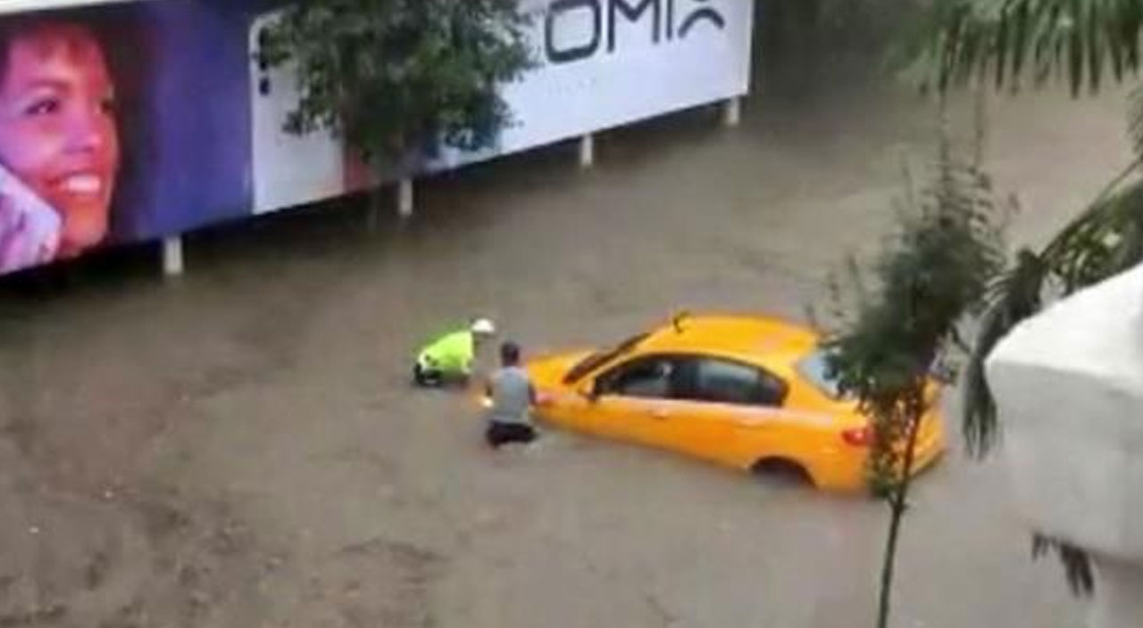 Selde aracıyla mahsur kalan vatandaşı polis kurtardı