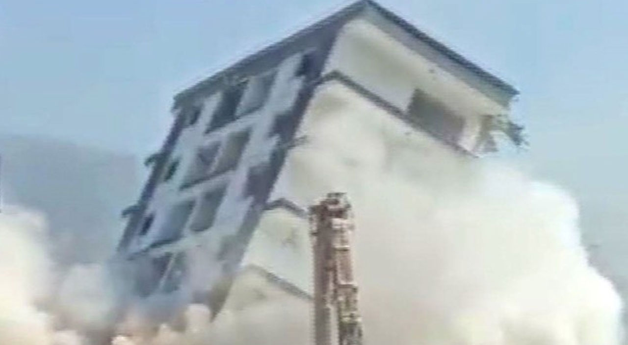 İzmir’de panik anlar: 10 katlı bina büyük bir gürültüyle çöktü