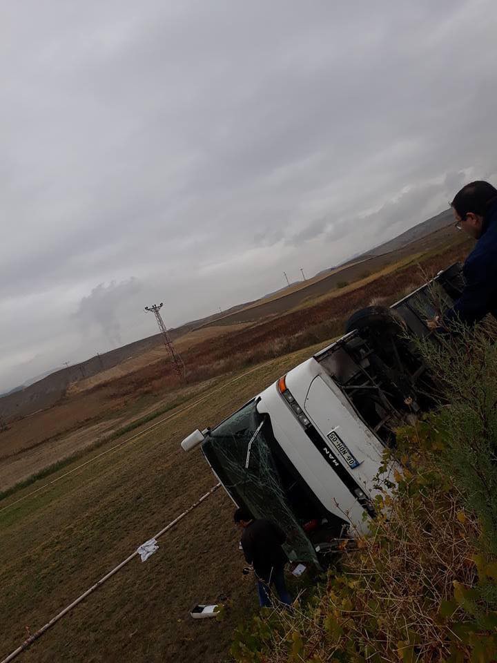 Ankara'da işçi servisi devrildi: 19 yaralı