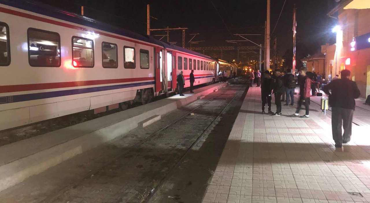 Doğu Ekspresi'nde korkutan anlar! Vagon raydan çıktı, yolcular otobüslerle taşındı