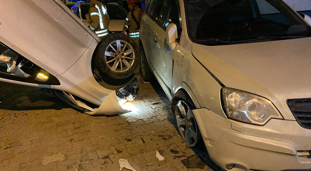 Bahçelievler'de akılalmaz görüntü: Kaza yapan araç havada asılı kaldı