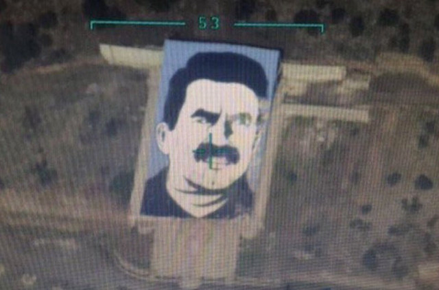 ÖSO, SİHA'larla yerle bir edilen Öcalan posterinin olduğu yerde poz verdi