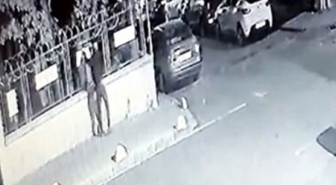 Fatih’te çirkin saldırı: Hadis-i şerifleri yırtıp kaçtı