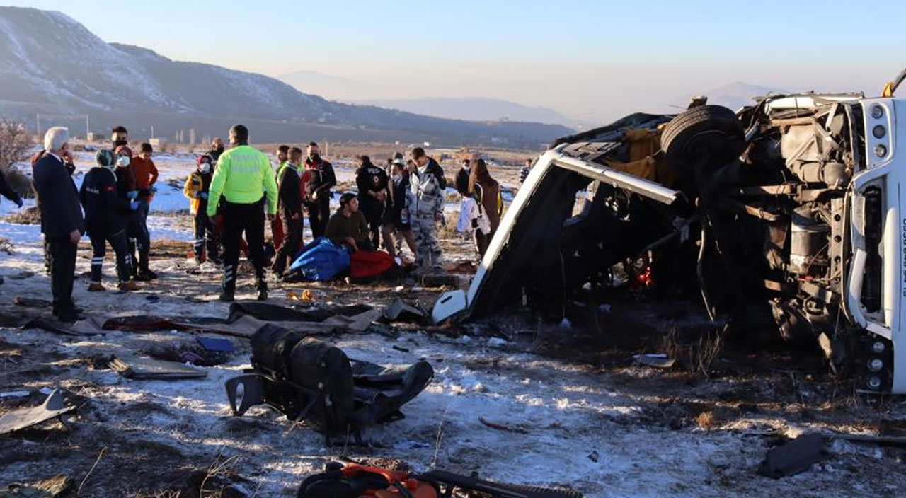Kayseri'de öğrencileri taşıyan servis kaza yaptı: Ölü ve yaralılar var