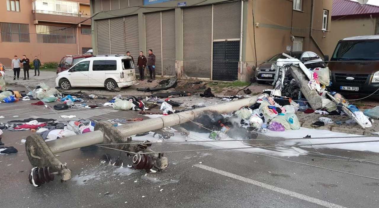 Feci kaza! Kamyonet önce direğe çarptı sonra alev alev yandı: Ölü ve yaralılar var