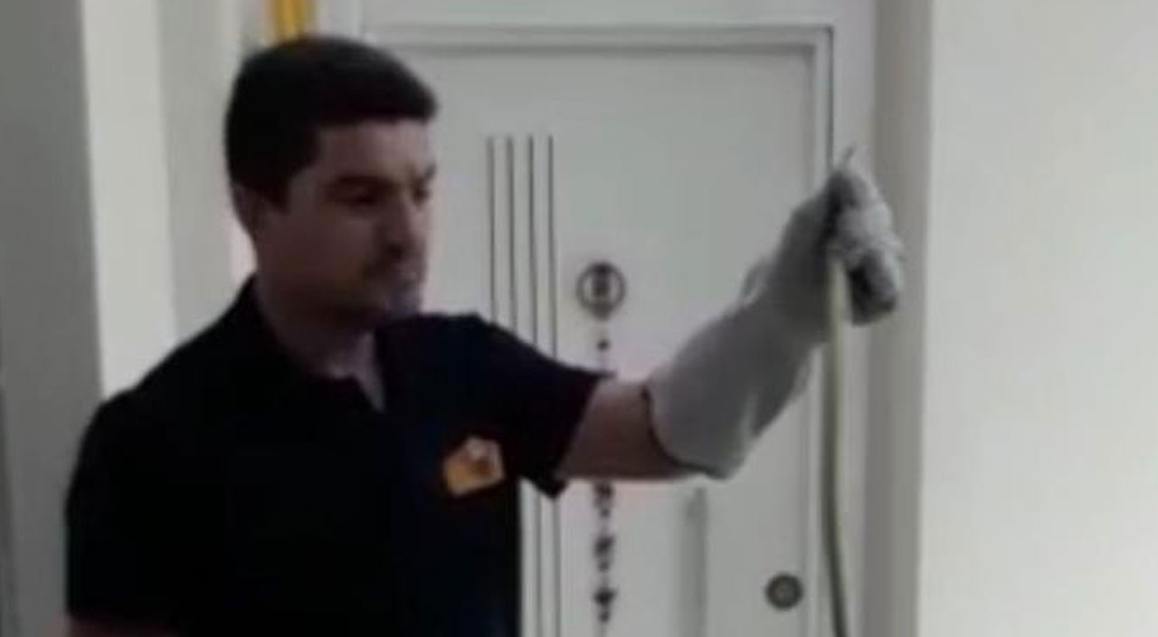 Çamaşır makinesinin arkasındaki görünce donup kaldı...Hemen itfaiyeyi çağırdı