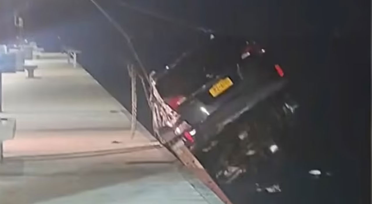 Herkes izledi, 17 yaşındaki genç harekete geçti! Denize atladı, şoförün hayatını kurtardı Herkes izledi, 17 yaşındaki genç harekete geçti! Denize atladı, şoförün hayatını kurtardı