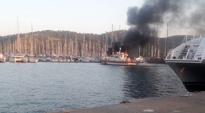 Fethiye'de ABD bayraklı gulet alev alev yandı