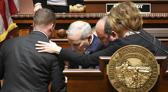 Kürsüde konuşurken baygınlık geçirdi