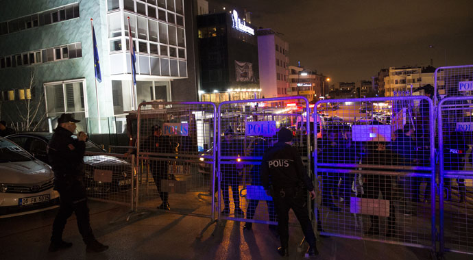 Hollanda'nın Türkiye temsilciliklerinin giriş ve çıkışlar kapatıldı