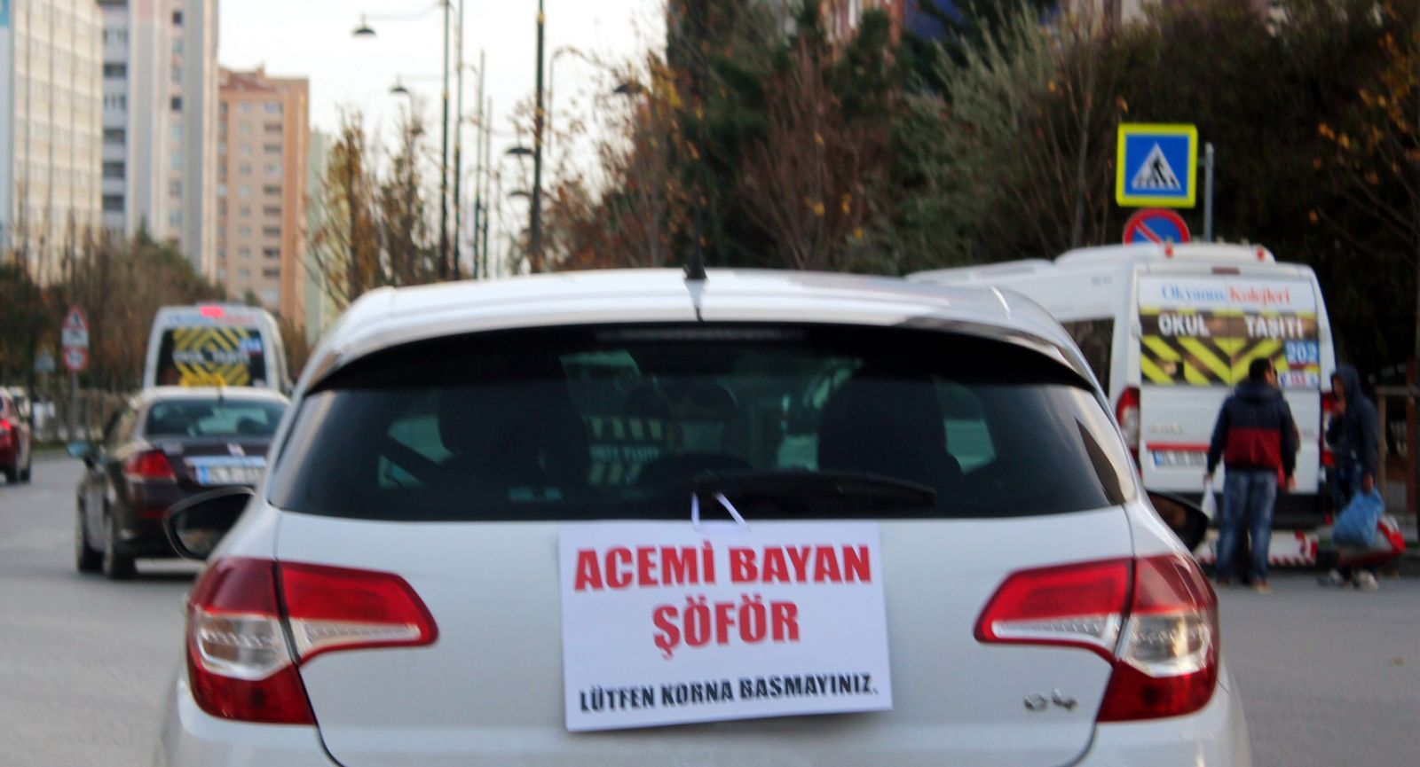 Kadın sürücünün aracının arkasına astığı pankart şaşırttı