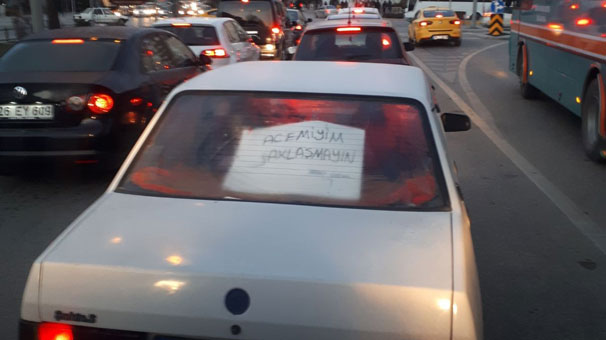 Arabasının camına yapıştırdığı yazıyı görenler şaştı kaldı