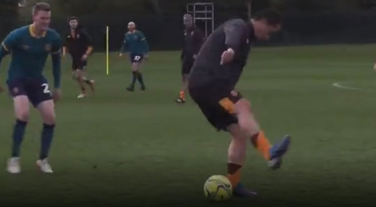 Acun Ilıcalı yeşil sahalara indi! Hull City taraftarı hayranlıkla izledi