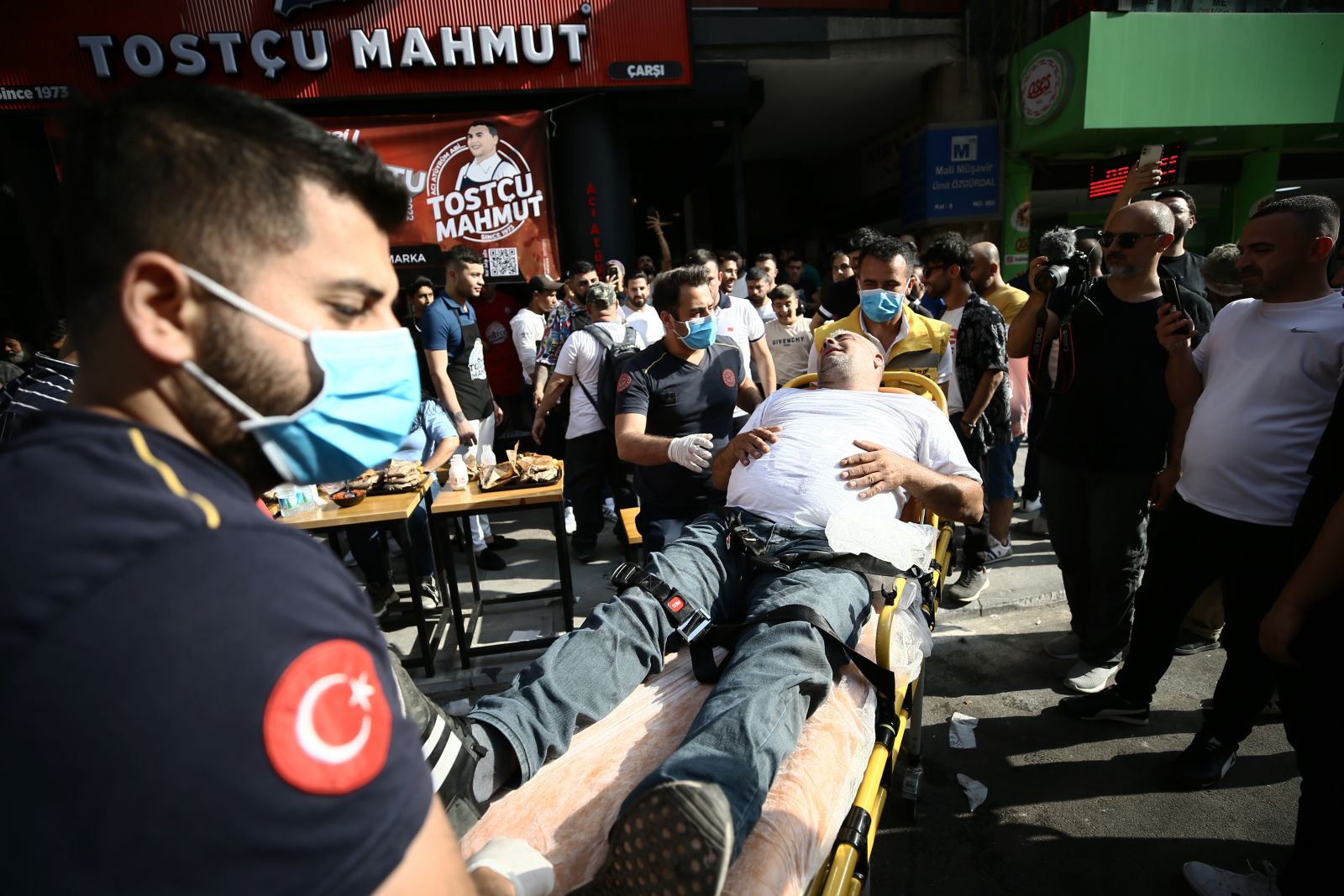 Adana'da yarışma: Bir oturuşta 7 acılı tost yedi