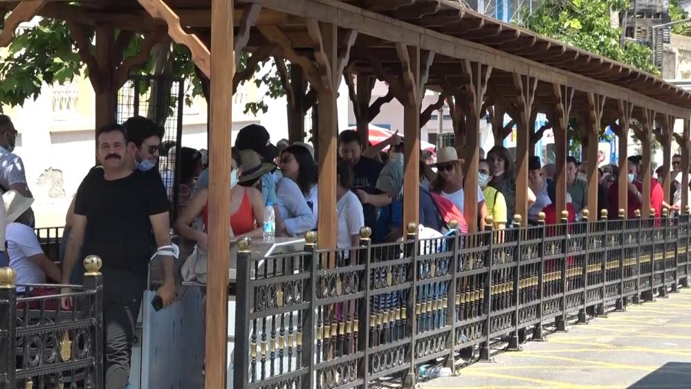 Vatandaş tatili fırsat bilip adaya akın etti