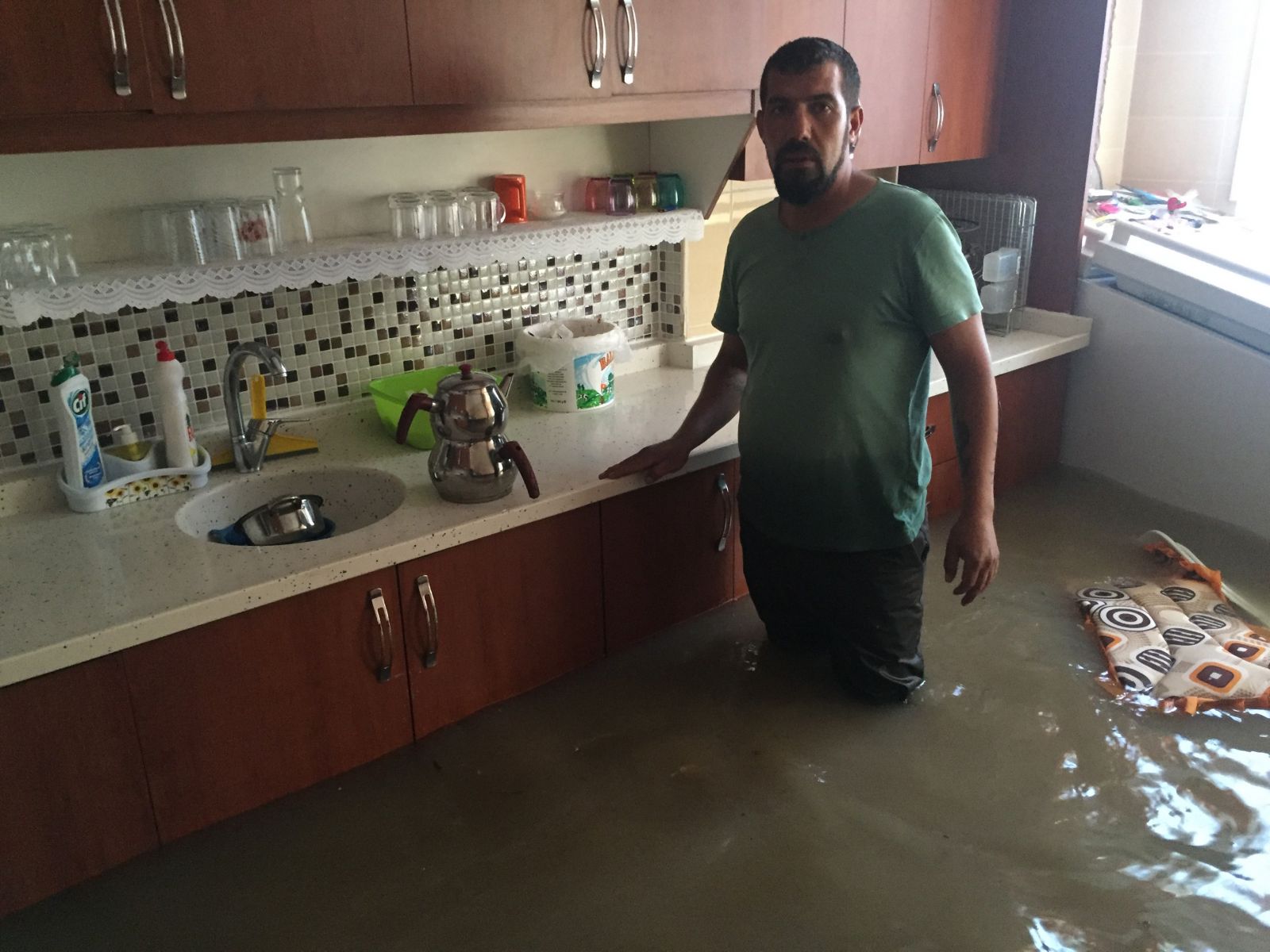 Adana'da evleri su bastı