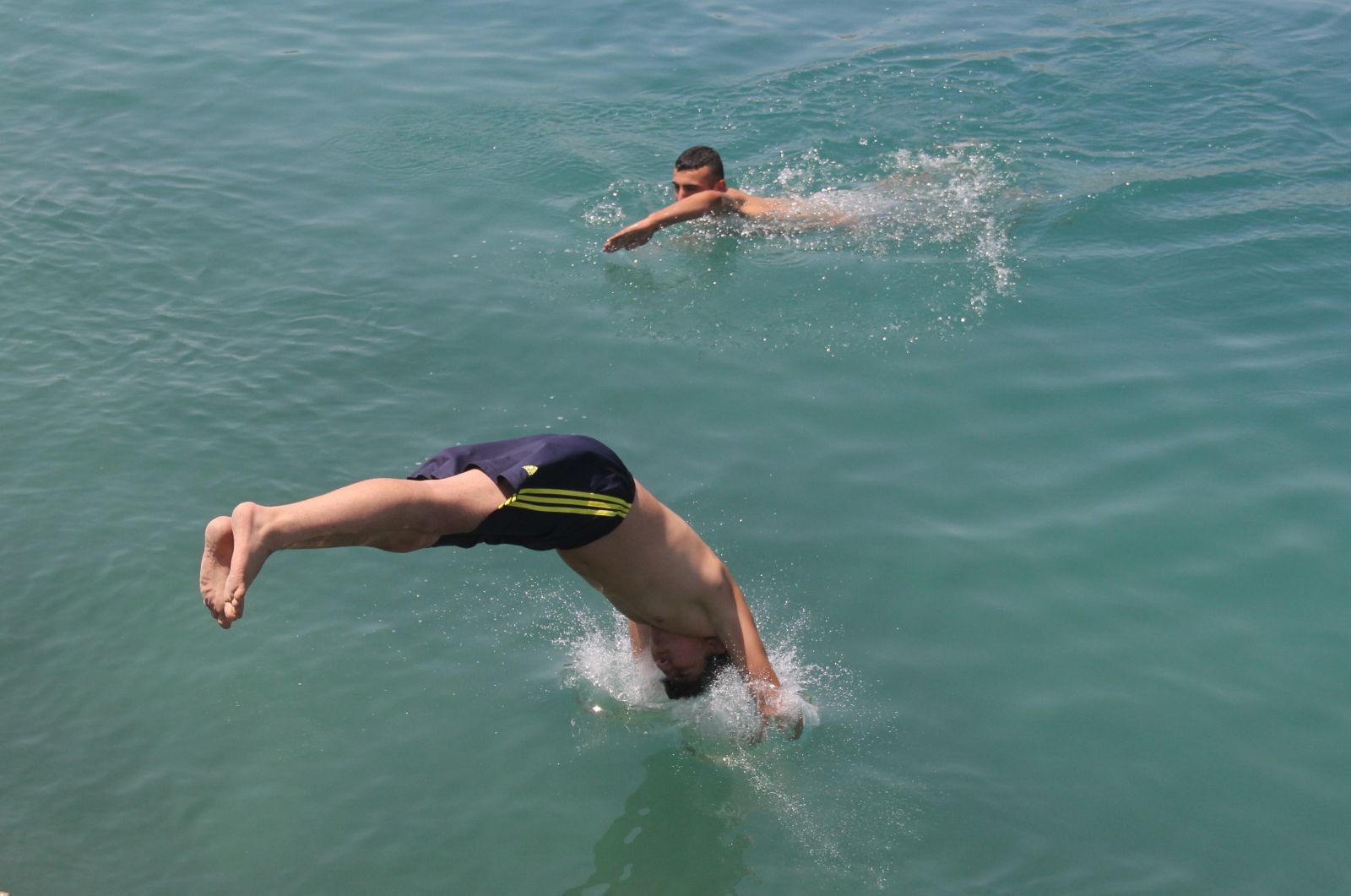 Sıcaklar bunaltınca vatandaşlar suya akın etti