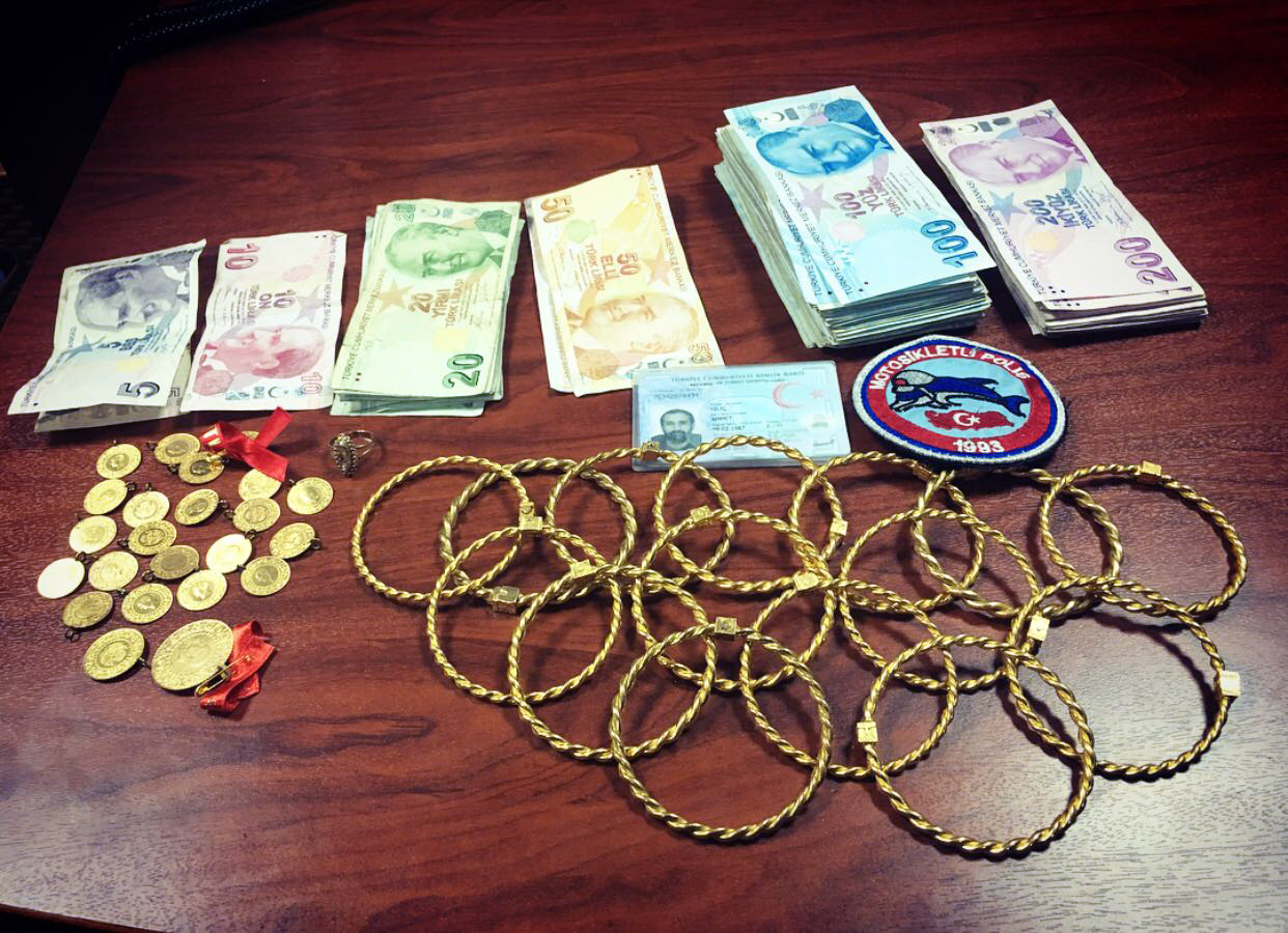 Dolandırıcı, para ve altınlarla kaçarken yakalandı