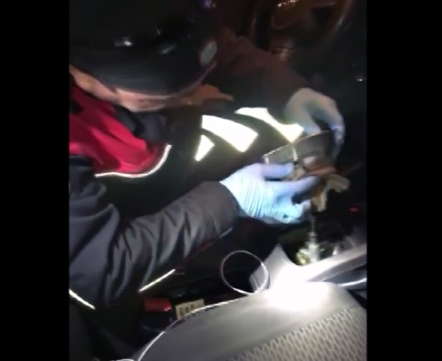 Vites kolu boşluğundan tabanca çıktı!