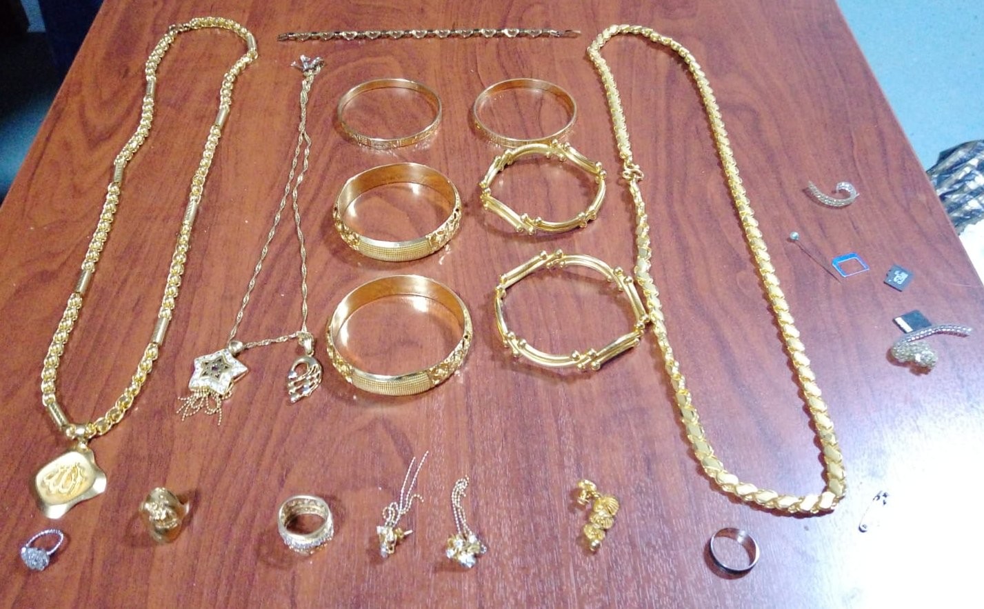 Ablasının 80 bin liralık altınını çaldı