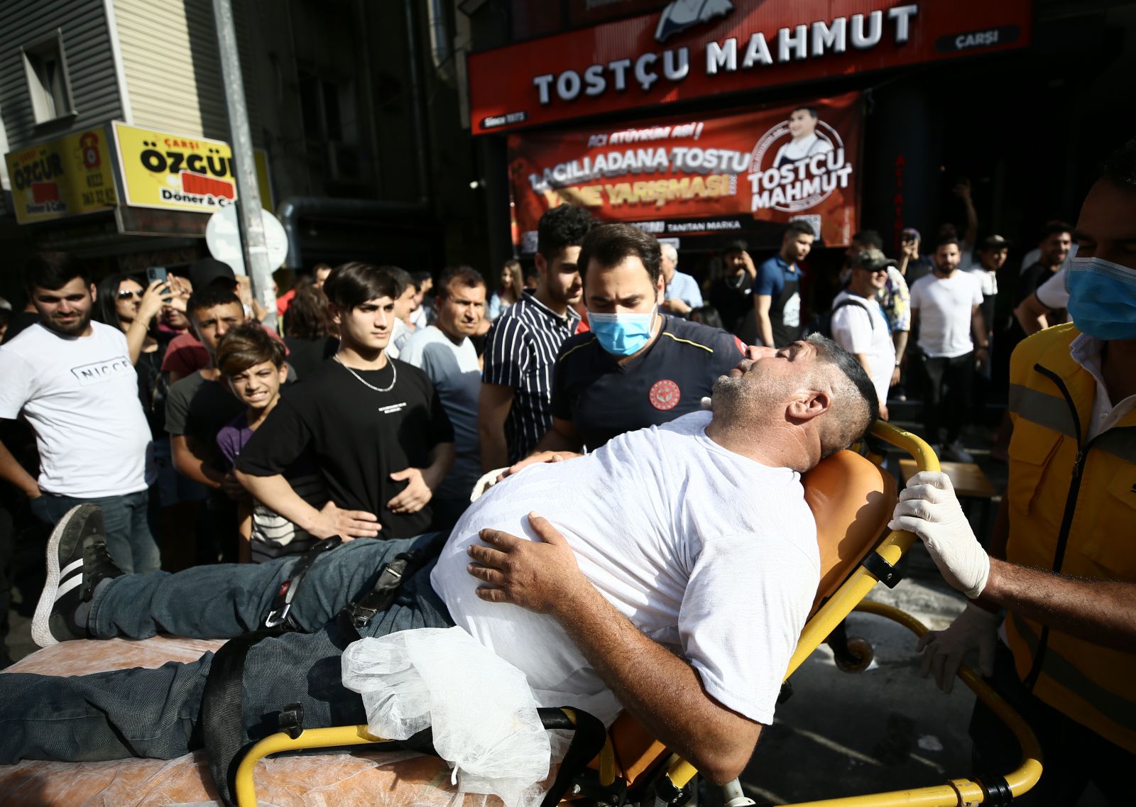 Adana'da yarışma: Bir oturuşta 7 acılı tost yedi