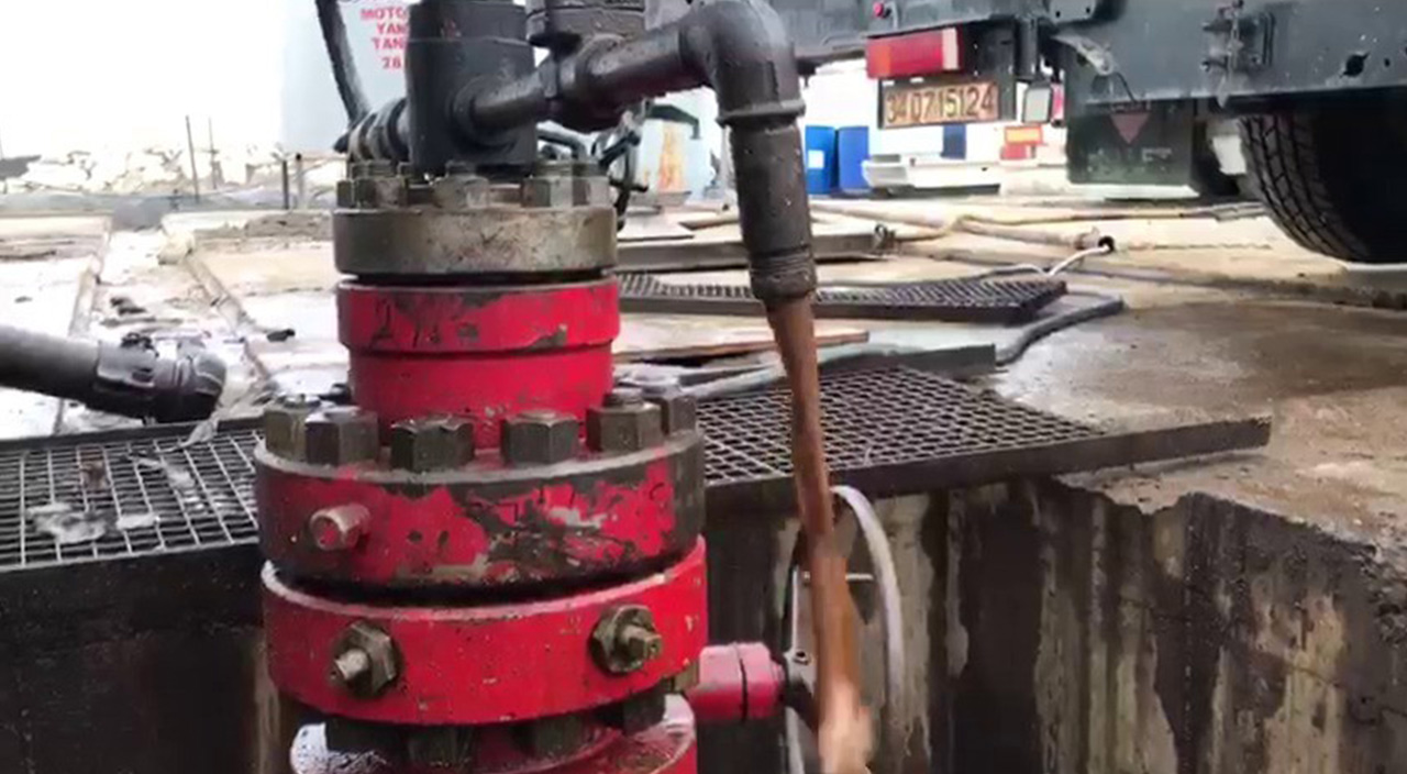 Adana'da bulunan petrolün vanadan akışı görüntülendi Adana'da bulunan petrolün vanadan akışı görüntülendi