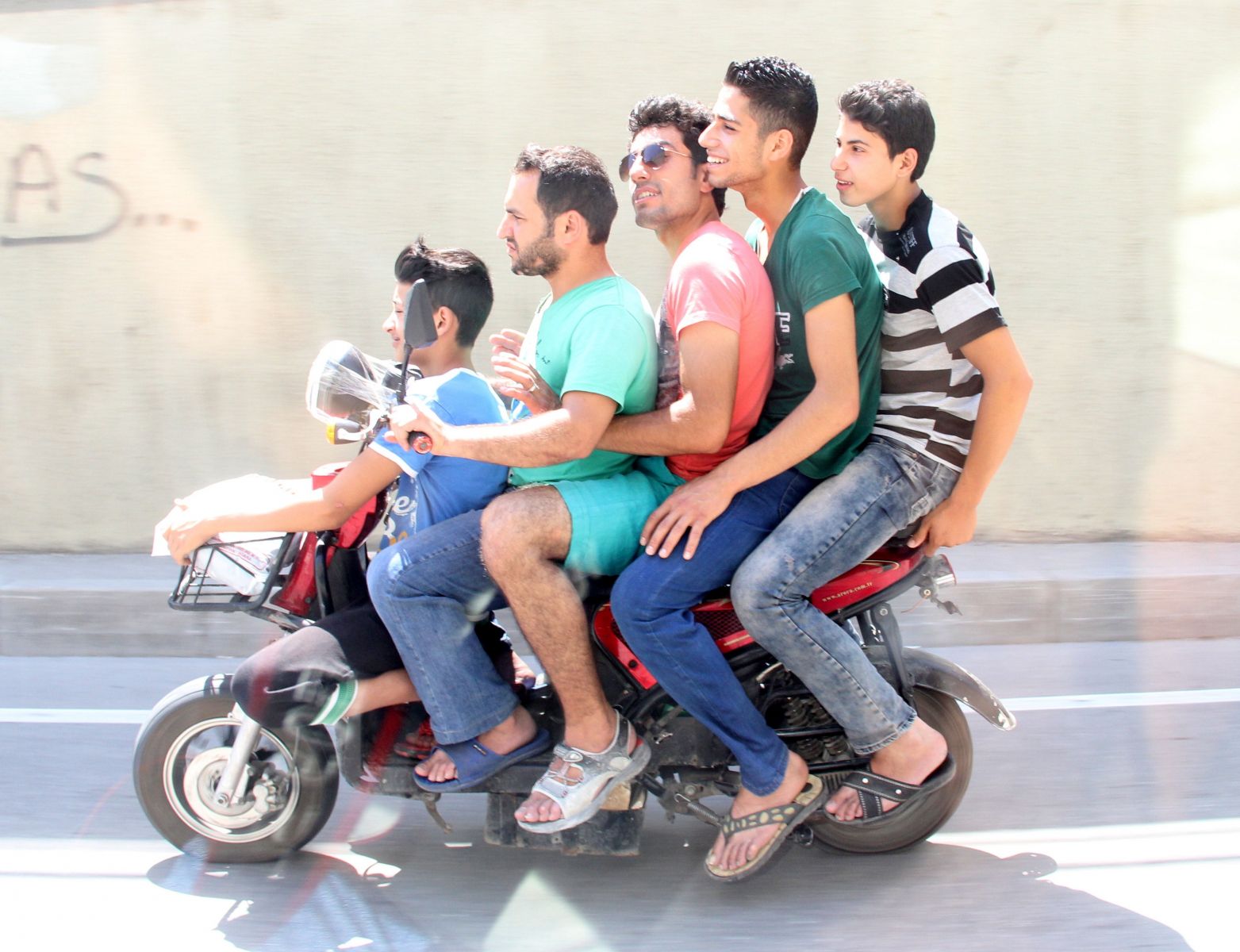 2 kişilik elektrikli bisiklete 5 kişi binince