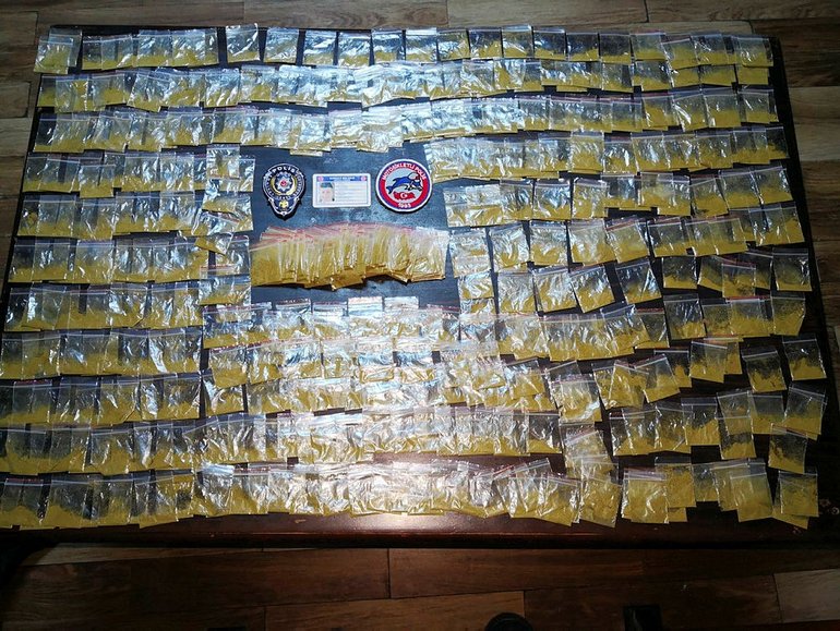 Dur ihtarına uymadı,duvara çarptı.. her şey ortaya saçıldı