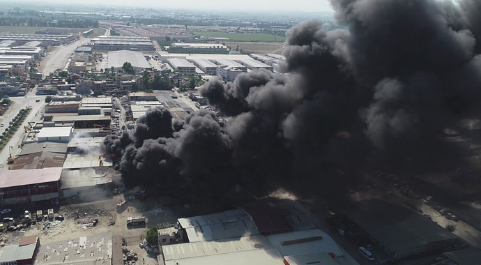 Adana’da plastik geri dönüşüm fabrikasında büyük yangın