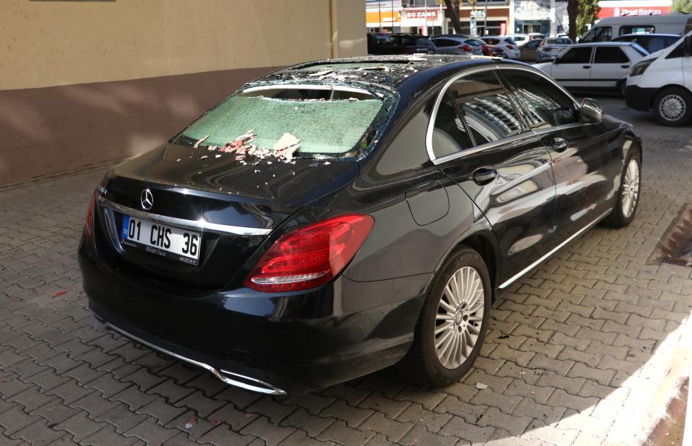 Adana'da fırtına... Sıva parçaları lüks otomobilin üzerine düştü
