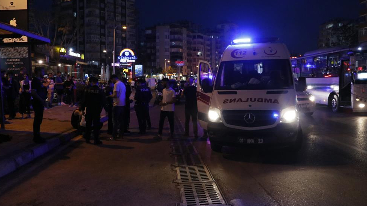 Otobüs durağında bıçaklı kavga: Yaralılar var