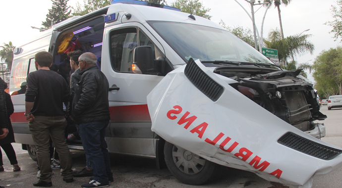 Kırmızı ışıkta geçip hasta taşıyan ambulansla çarpıştı