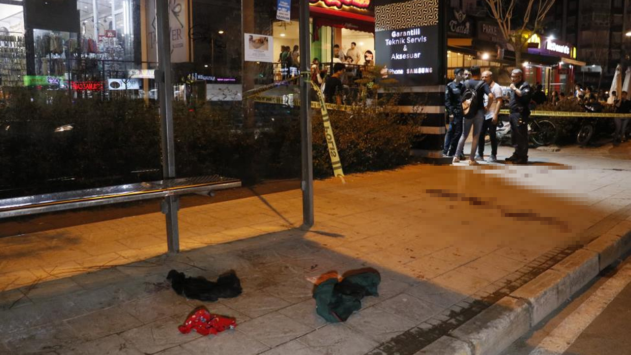 Otobüs durağında bıçaklı kavga: Yaralılar var