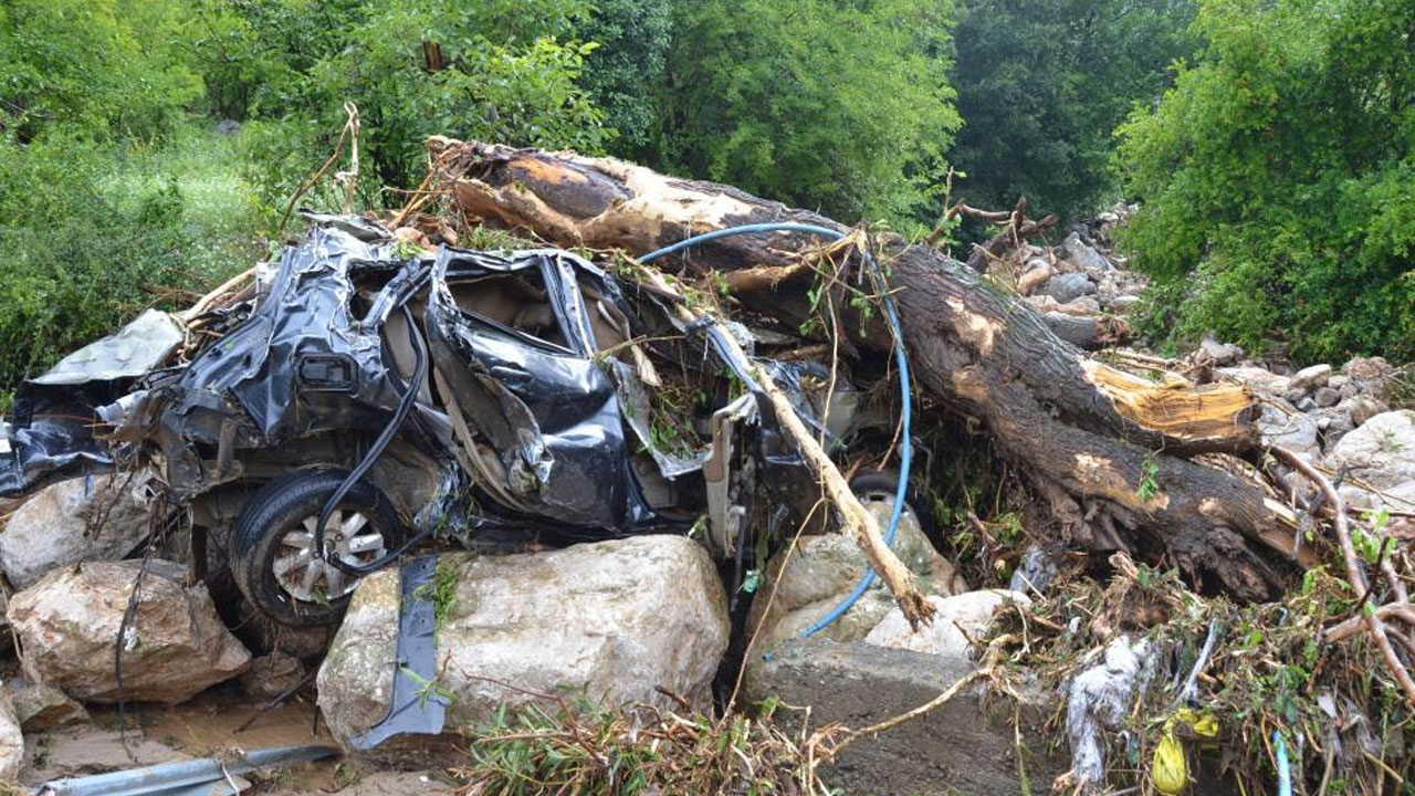 Adana da sele teslim! Araçlar hurdaya döndü, 3 köprü büyük zarar gördü