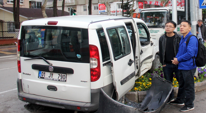 Kırmızı ışıkta geçip hasta taşıyan ambulansla çarpıştı