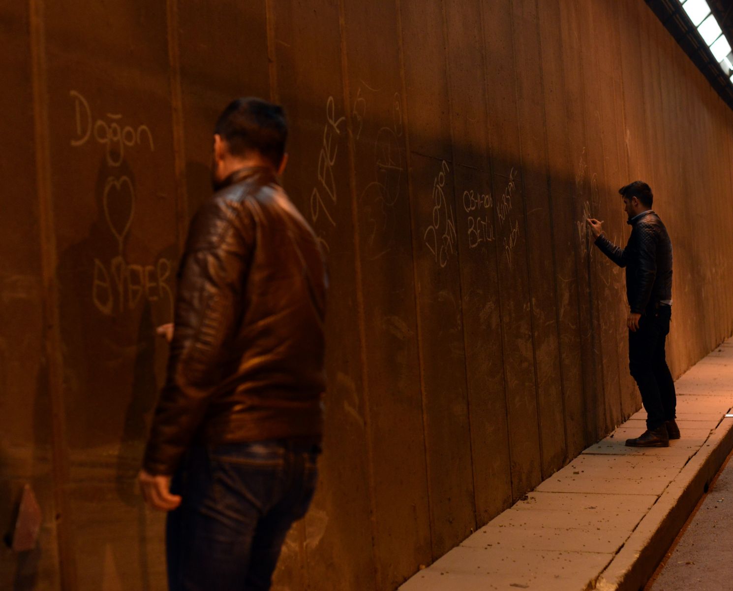 Otoyol tüneline kız arkadaşının ismini yazan liseliye polis sürprizi
