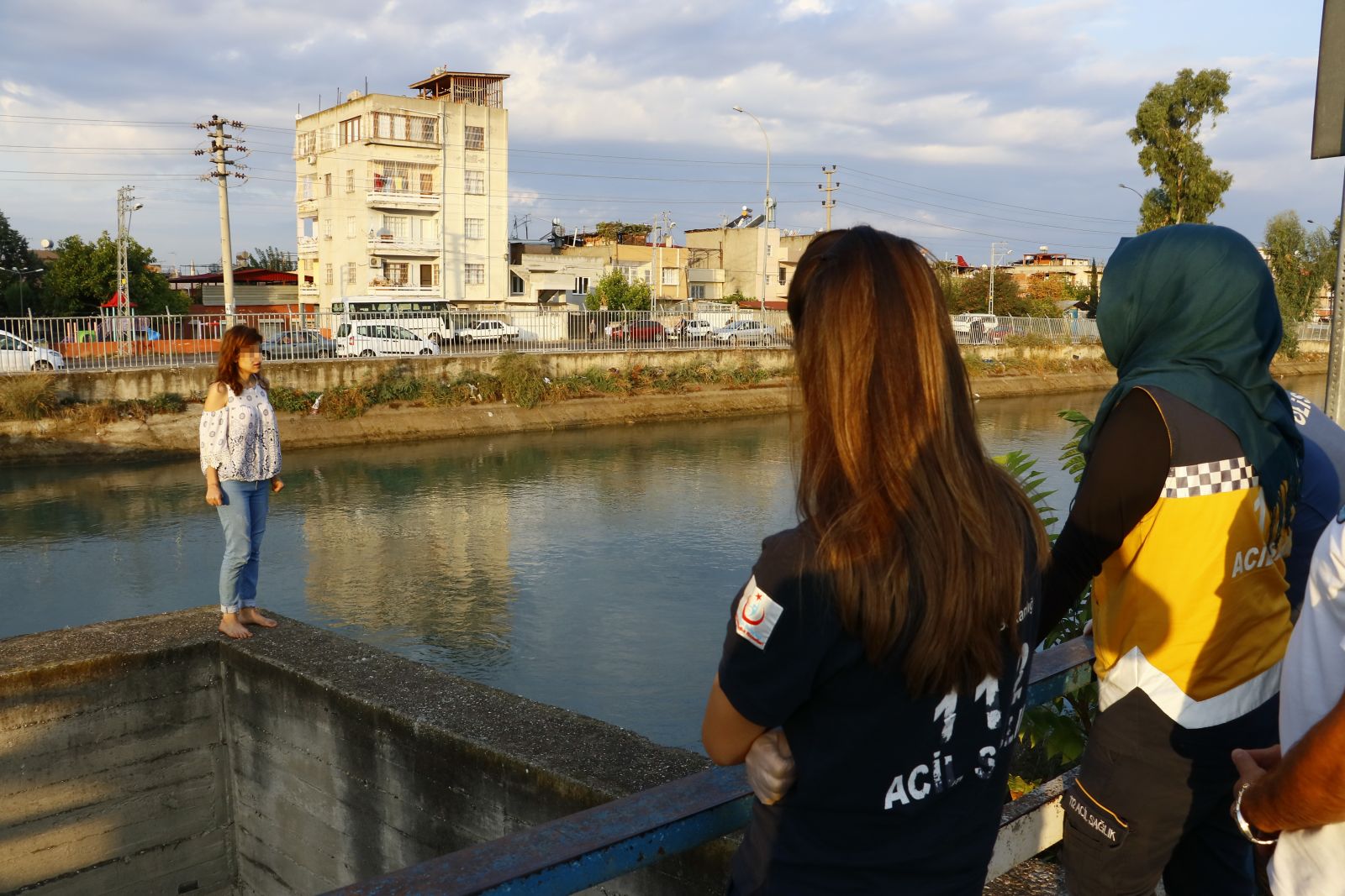 Adana'da eşiyle tartışan kadın, canına kıymak istedi!